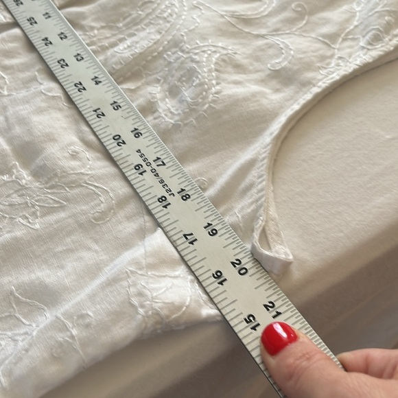 TWEEDS 100% linen White Sleeveless Top embroidery paisley detail XL cottage core - Picture 7 of 8